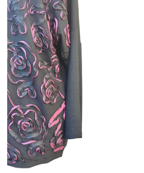 Wieczorowa czarna bluzka z koronką i haftowanymi kwiatami